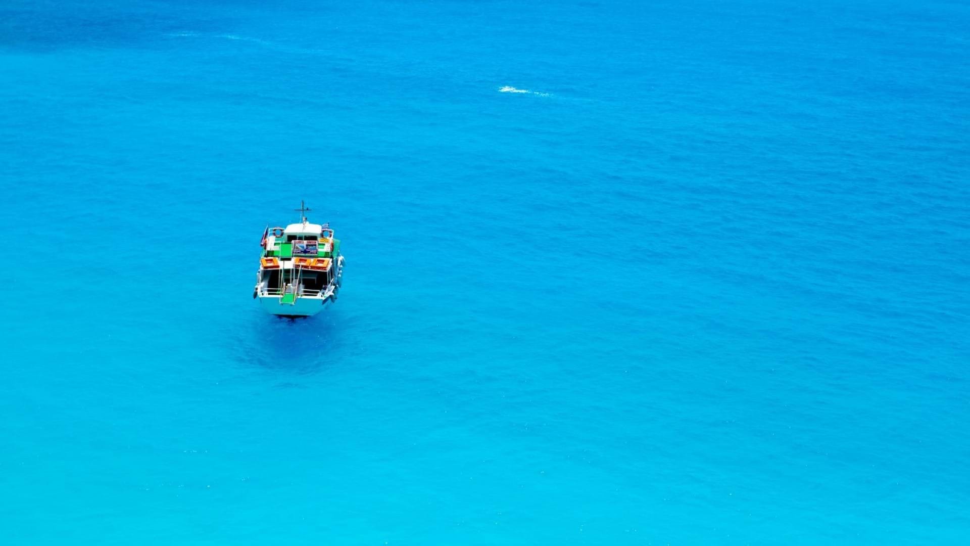 Lefkada Letovanje - Brod u kristalno čistoj vodi Lefkade